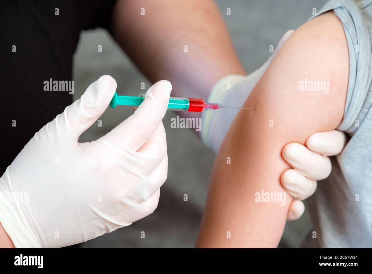 Куда делают прививку от ковида. Введение вакцины. Вакцина в руке. Как ставить прививку. Вакцинация от гриппа.