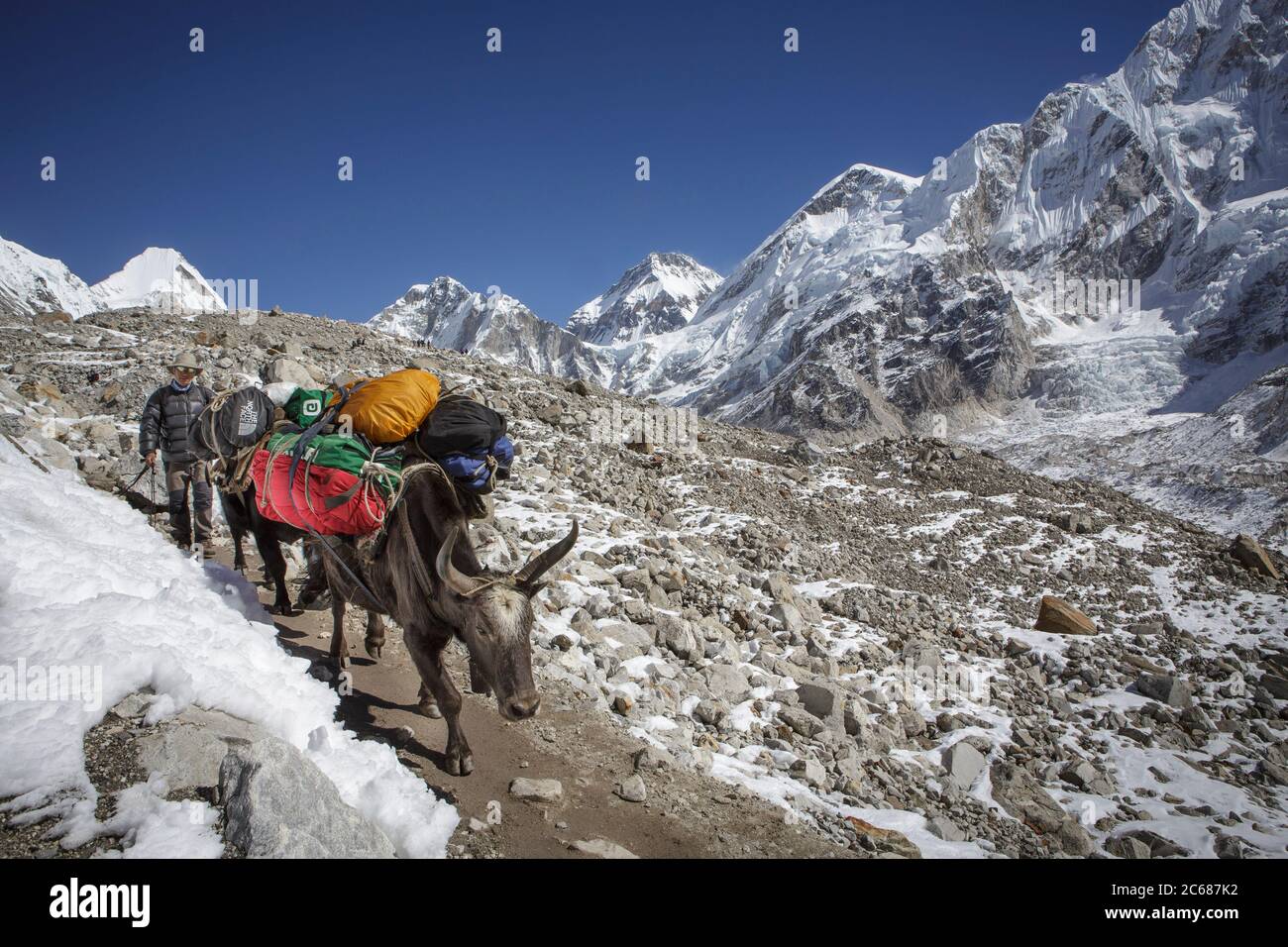 Climbing mount everest gear hi-res stock photography and images - Alamy