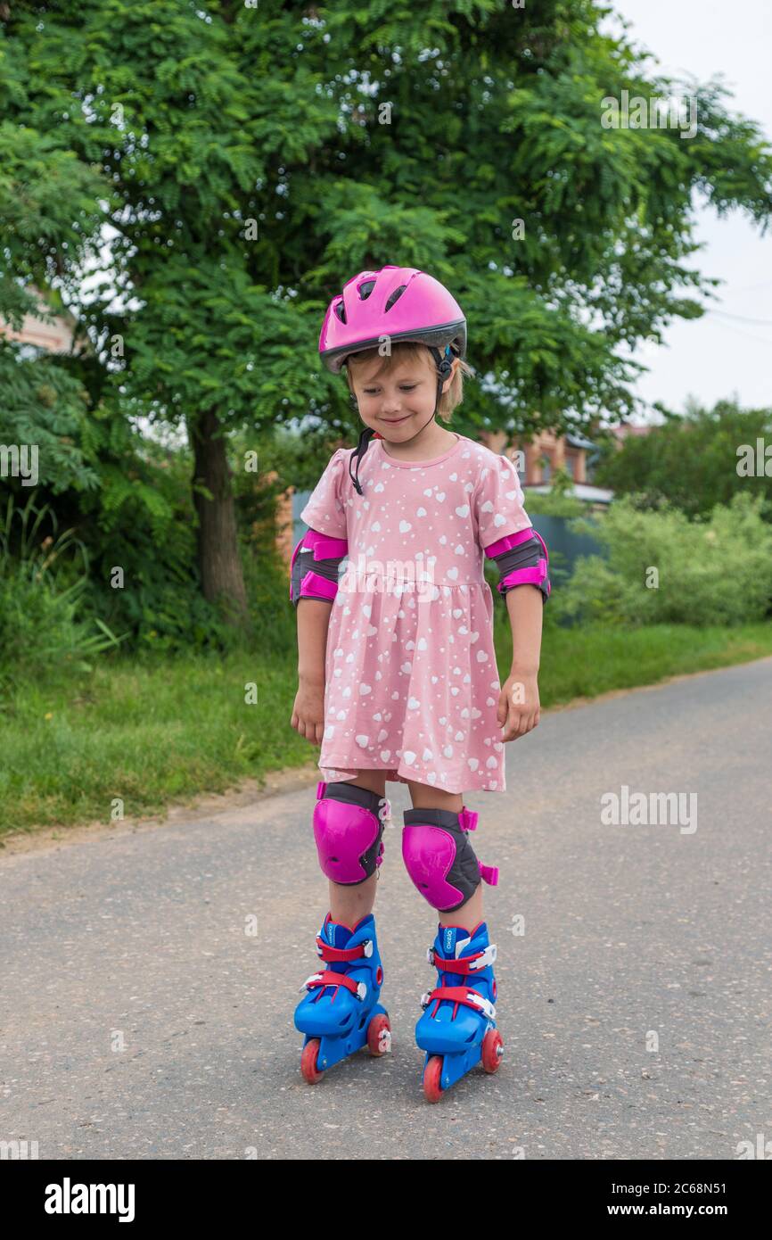 Petite Fille En Rollerblading Dans La Protection D'automne Dans Le Parc  Photo stock - Image du joie, exercer: 247506688