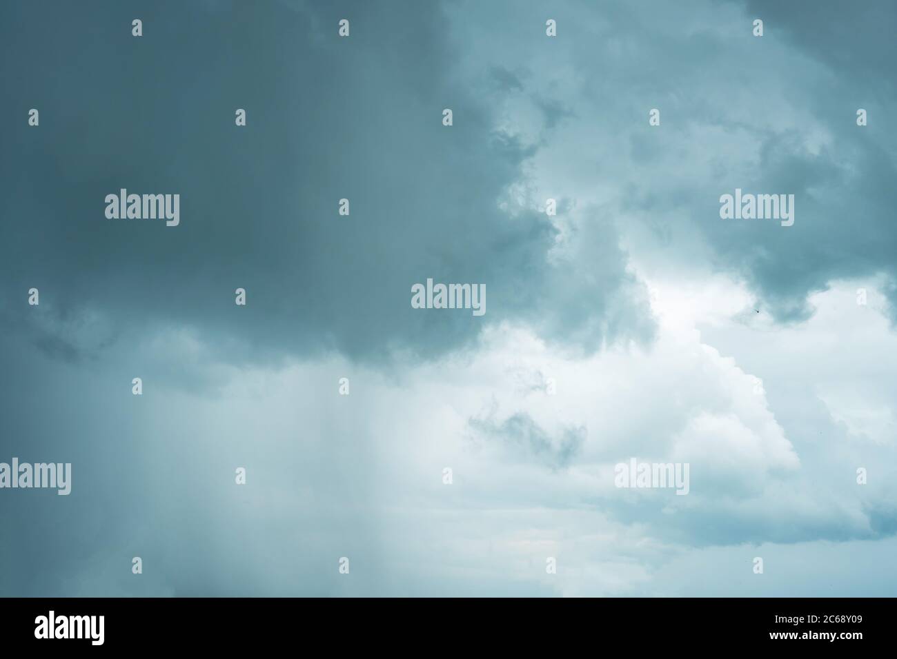 Huge thunderstorm cloud hi-res stock photography and images - Alamy