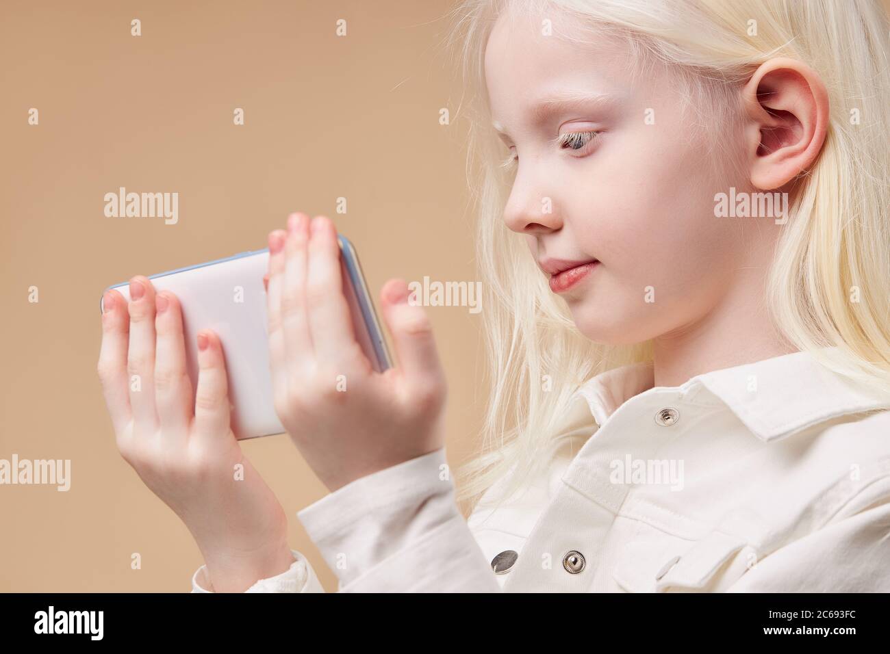 portrait of attractive caucasian albino girl with smartphone, girl with  breathtaking beauty use mobile phone. perfect color combination Stock Photo  - Alamy