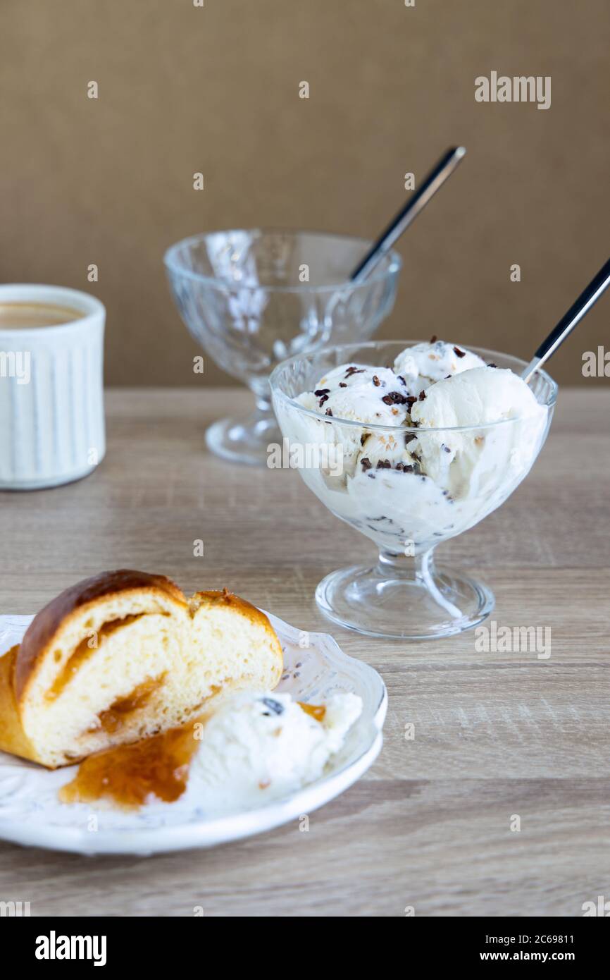 Ice cream glass bowl vanilla hi-res stock photography and images - Alamy