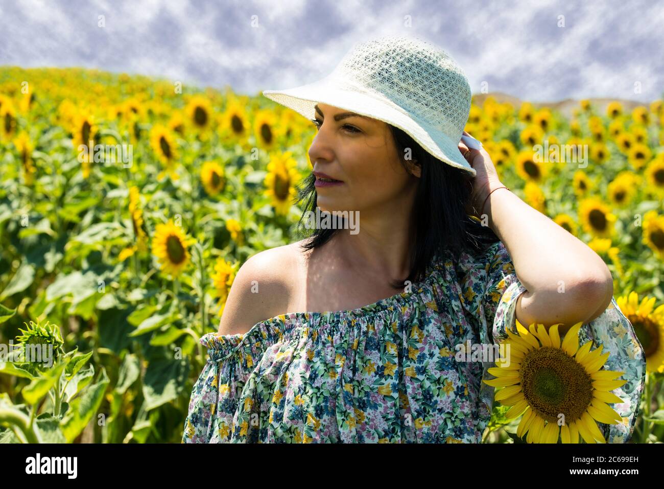Woman wearing sunflower hat hi-res stock photography and images - Alamy