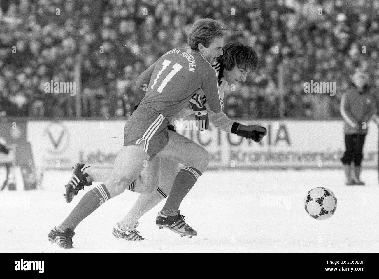Karl-Heinz RUMMENIGGE (M, front left) tries to stop a player from the game association; Soccer DFB Pokal SpVgg Bayreuth (BT) - FC Bayern Munich (M) 1-0, on 12.01.1980 in Bayreuth/Germany. | usage worldwide Stock Photo