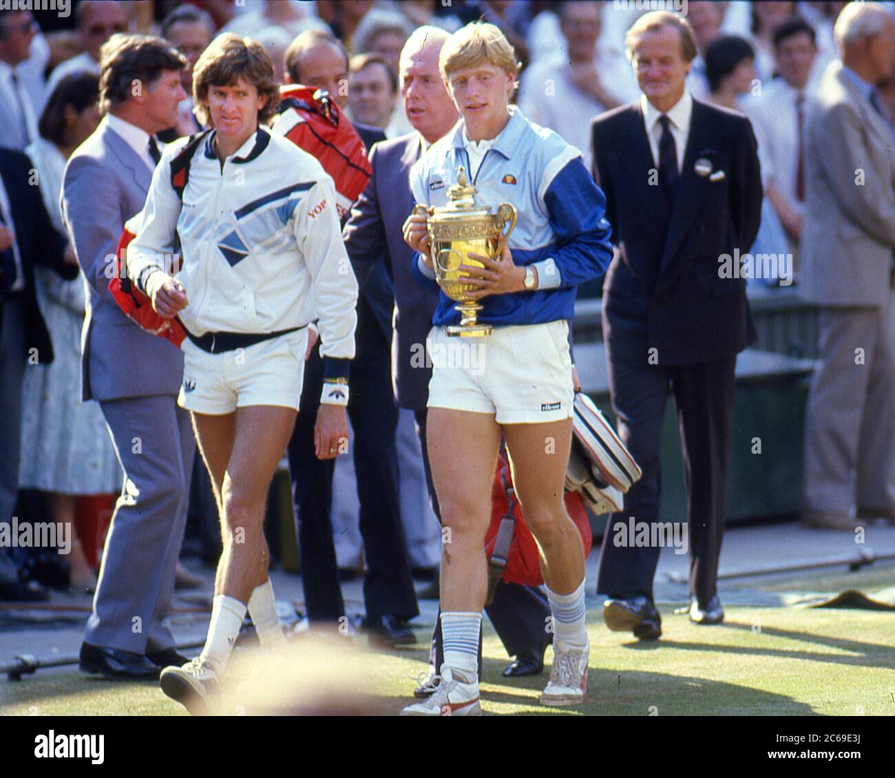 Boris BECKER (GER, FRG, right), with winner's cup in Haenden (Handen),  leaves the center court after his first Wimbledon victory with his final  opponent Kevin CURREN (RSA); Tennis Grand Slam tournament in