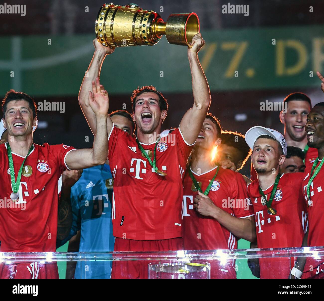 firo football, cup final: season 2019/2020, 04.07.2020 DFB-Pokal final of  men Bayer Leverkusen - FC Bayern Munich, Muenchen award ceremony: FC Bayern  Munich team is cup winner 2020: Leon Goretzka (has the