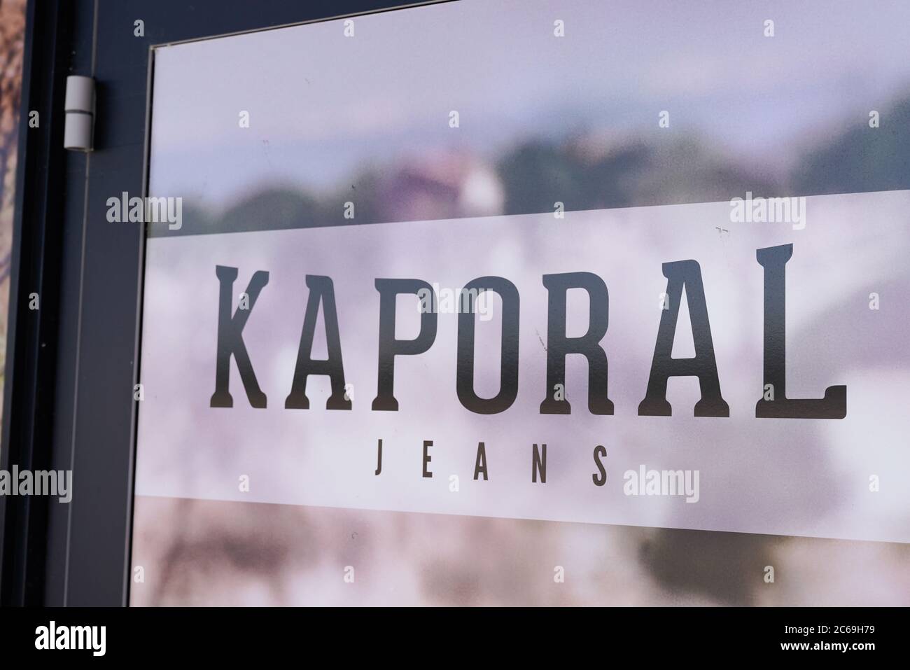 Bordeaux , Aquitaine / France - 07 06 2020 : Kaporal jeans sign logo and  text on windows shop of fashion men women clothing brand store Stock Photo  - Alamy