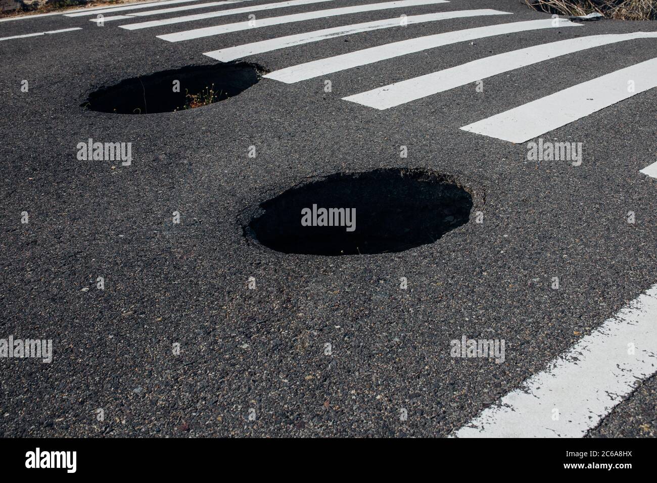 Crossing road dangerous hi-res stock photography and images - Alamy