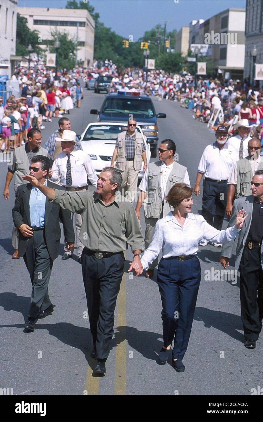 Belton, Texas USA 04JUL00 Texas Governor W. Bush and wife Laura