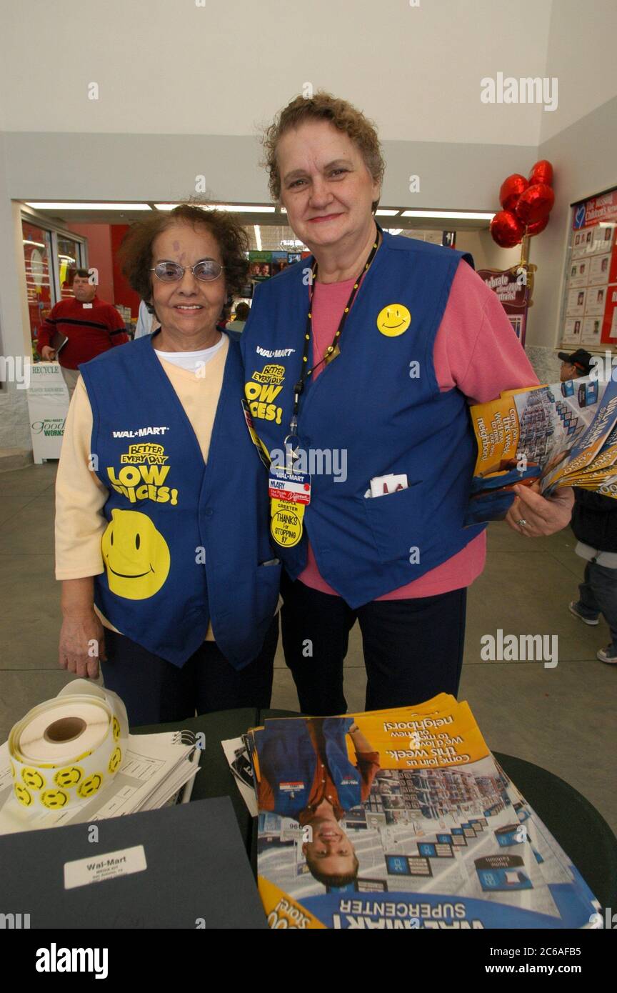 https://c8.alamy.com/comp/2C6AFB5/san-antonio-texas-usa-january-21-2004-female-greeters-wearing-familiar-blue-walmart-vests-await-customers-during-at-grand-opening-of-the-3000th-us-wal-mart-store-bob-daemmrich-2C6AFB5.jpg
