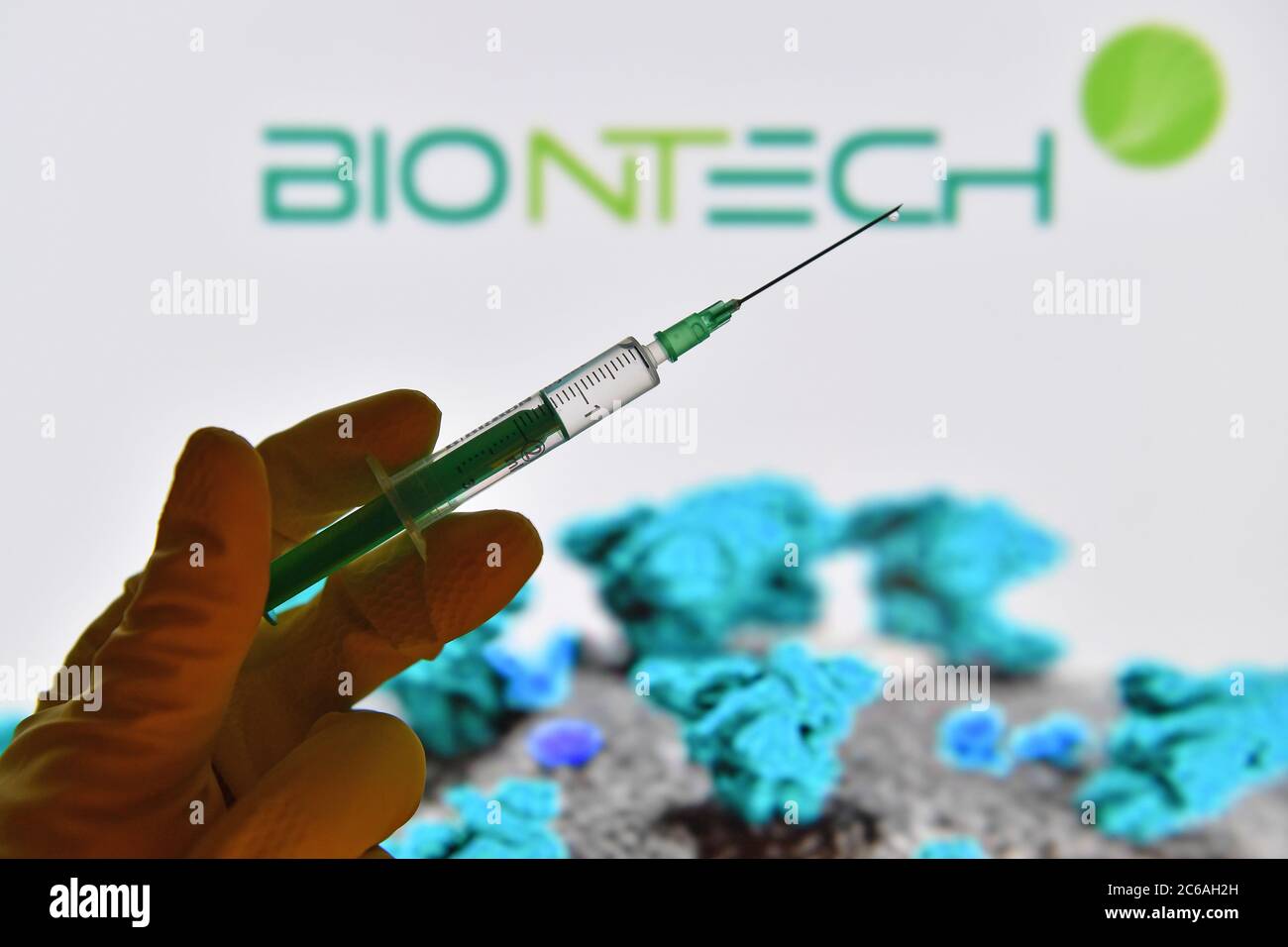 Themed picture, symbolic photo: Corona vaccine. A hand wrapped in rubber gloves holds a single-use syringe with vaccine for injection with a cannula. BIONTECH biotechnology company. | usage worldwide Stock Photo