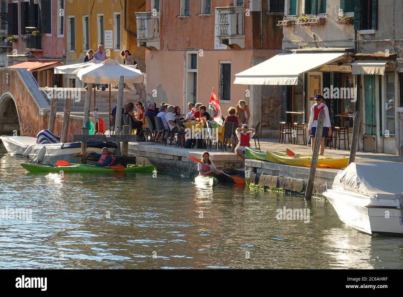 Venedig, Stadtleben am Kanal // Venice, City Life along a Channel Stock Photo