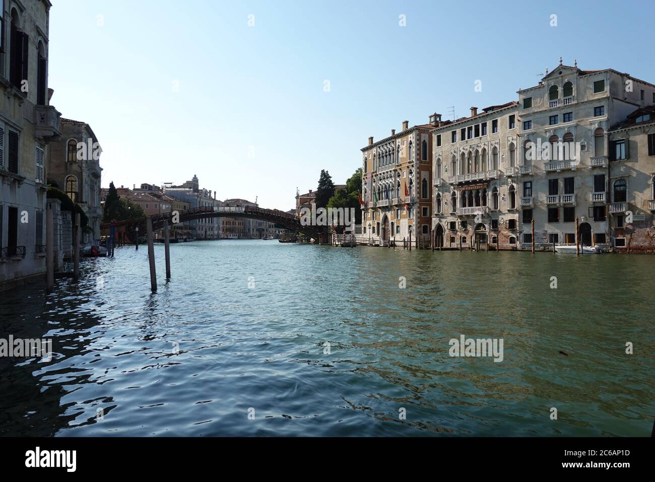 Venedig, Canal Grande nahe Ponte dell’Accademia ohne Verkehr, Krise der Tourismusindustrie wegen der CoVid-19 Maßnahmen // Venice, Canal Grande near P Stock Photo