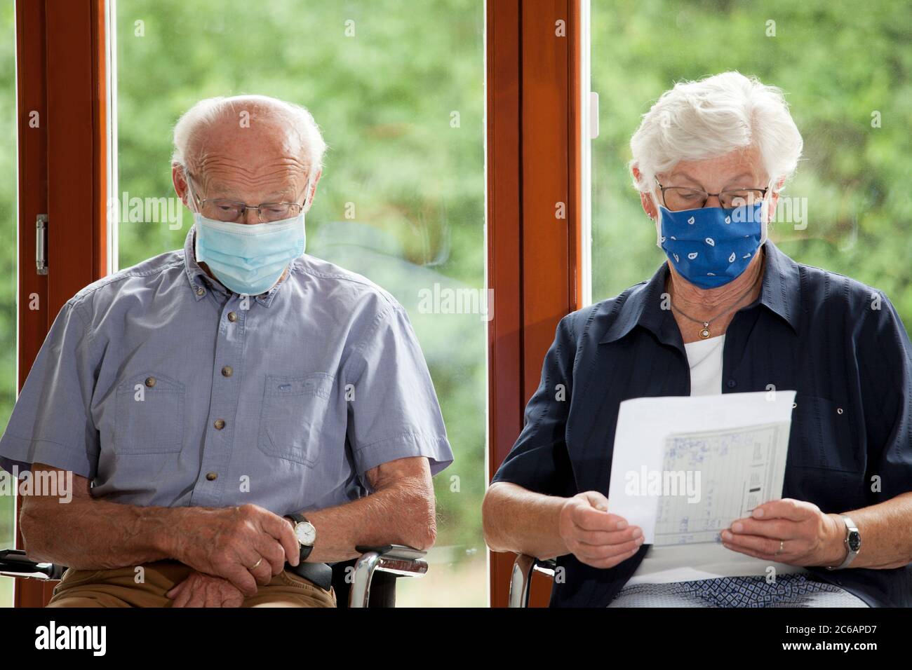 Elderly couple in hospital hi-res stock photography and images - Alamy