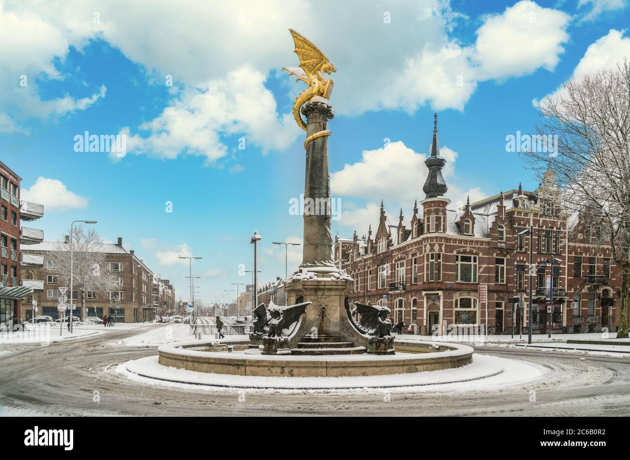 Den Bosch, The Netherlands, December 10th 2017: People passing the fountain  on the Oranje Nassaulaan in front of the railway station Stock Photo - Alamy