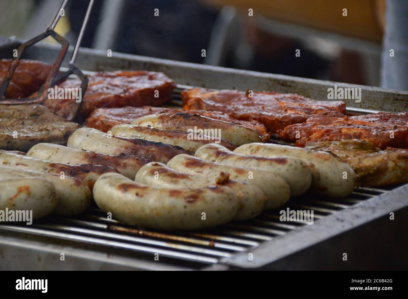 Grillwurst und Fleisch , Steak auf einem Holzkohle Grill Stock Photo - Alamy