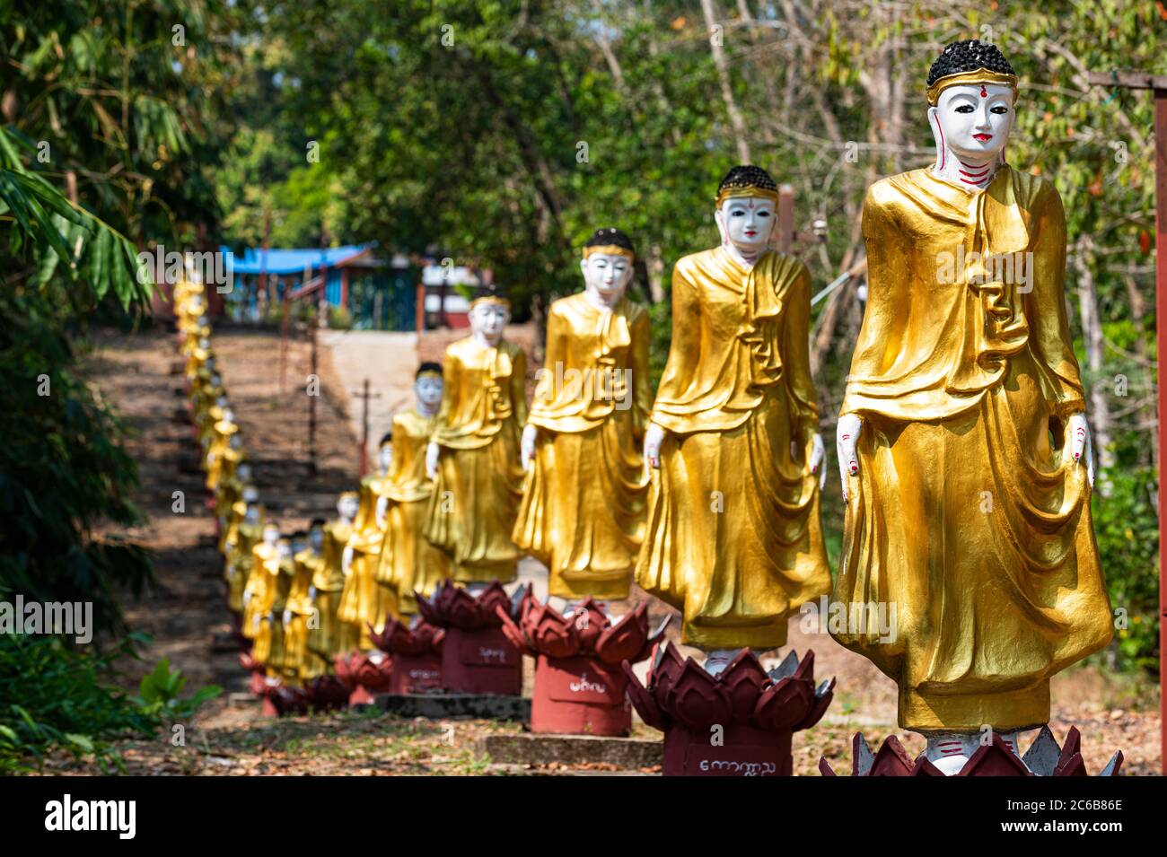 Long line of golden Buddhas lining up to Shwemawdaw Paya, Kyaing Ywar near Ye, Mon state, Myanmar (Burma), Asia Stock Photo