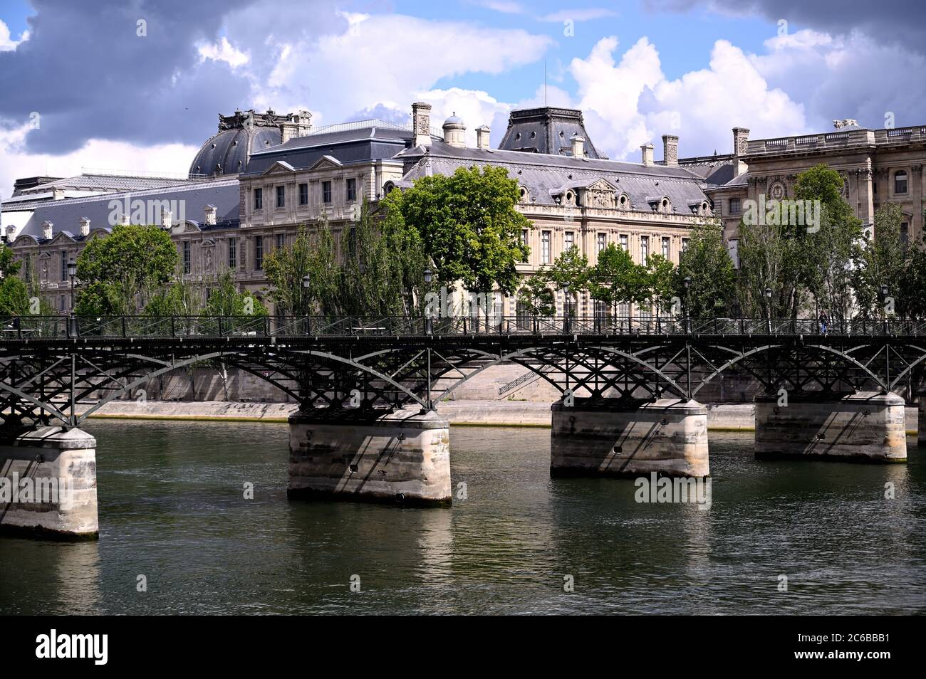 Famous pedestrian bridge crossing the Seine river Stock Photo - Alamy