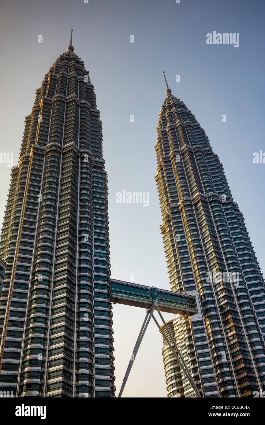 the-iconic-88-floor-petronas-twin-towers-connected-by-a-skybridge
