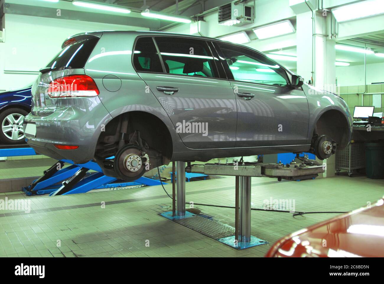 Automotive lift hi-res stock photography and images - Alamy