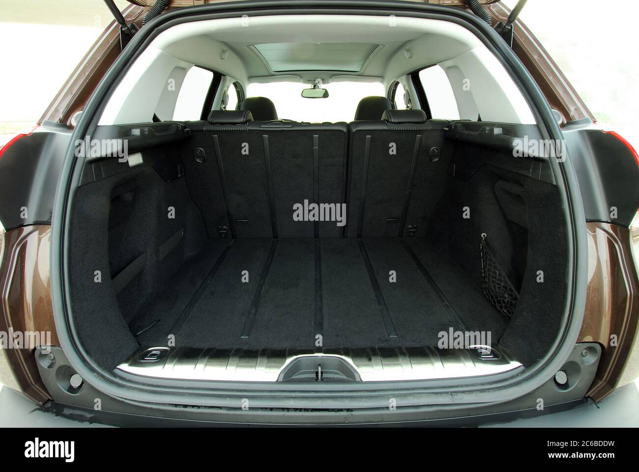 Open trunk suv hires stock photography and images Alamy