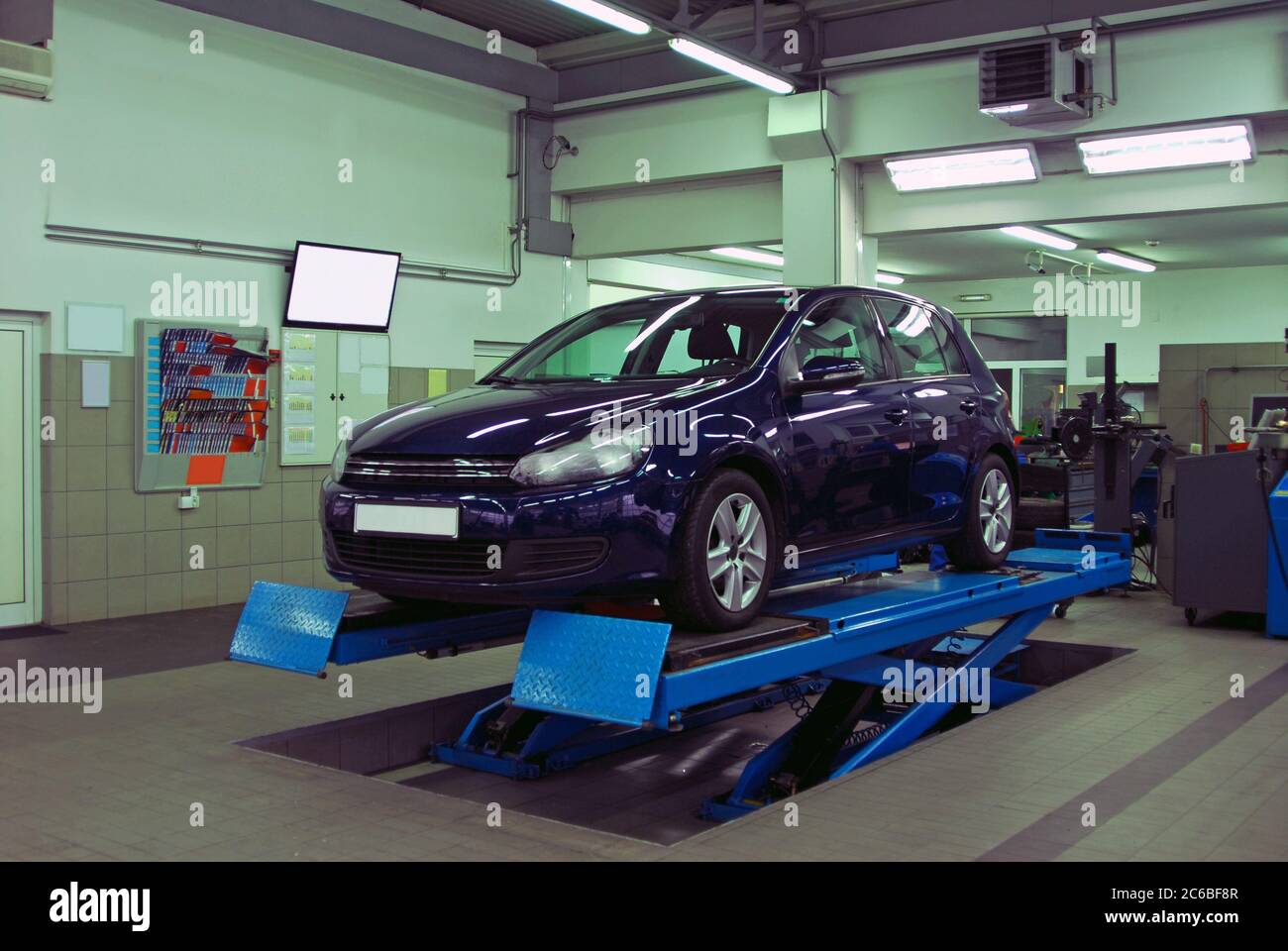 Transporter car lift hi-res stock photography and images - Alamy
