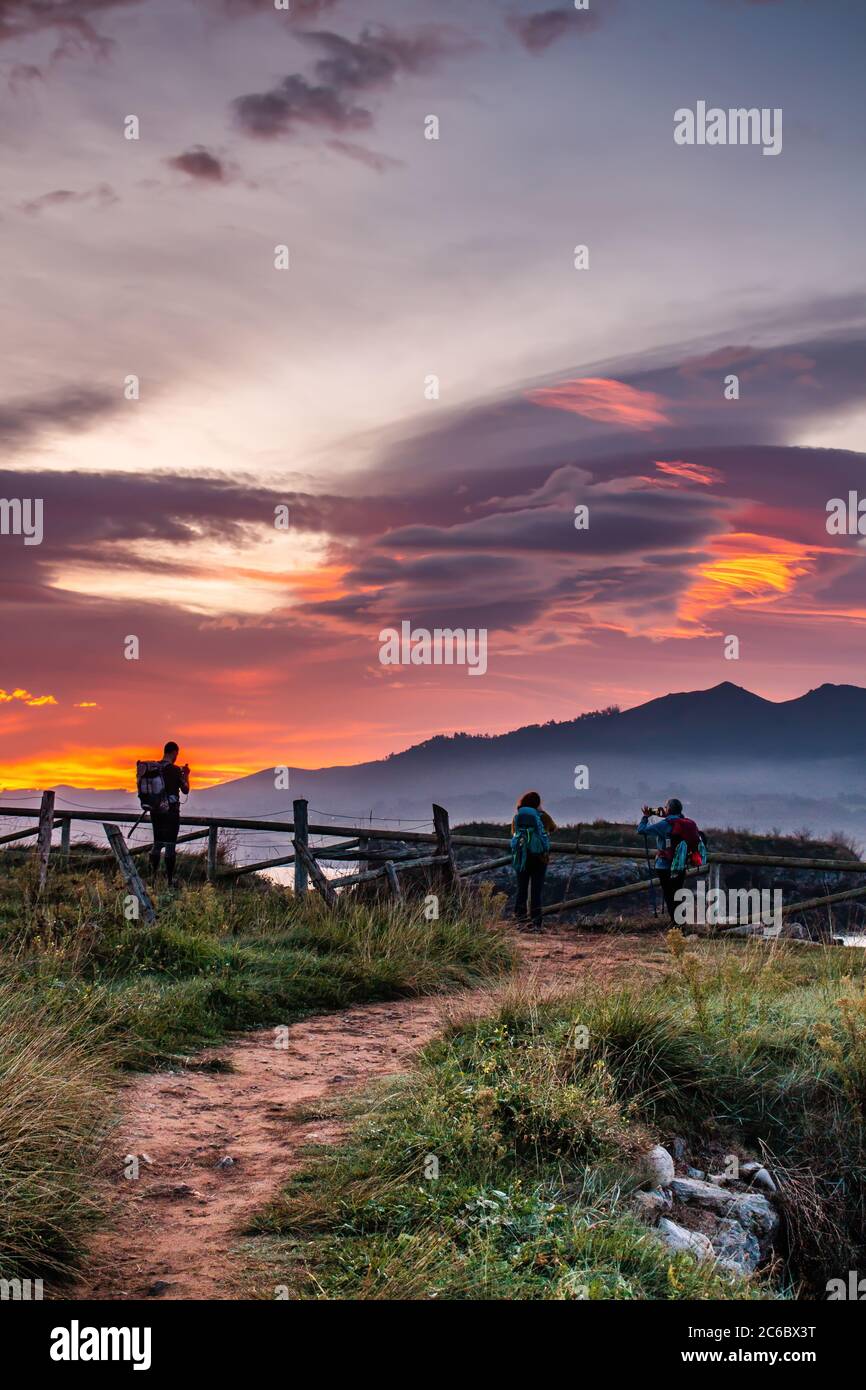 Group people doing hiking hi-res stock photography and images - Alamy
