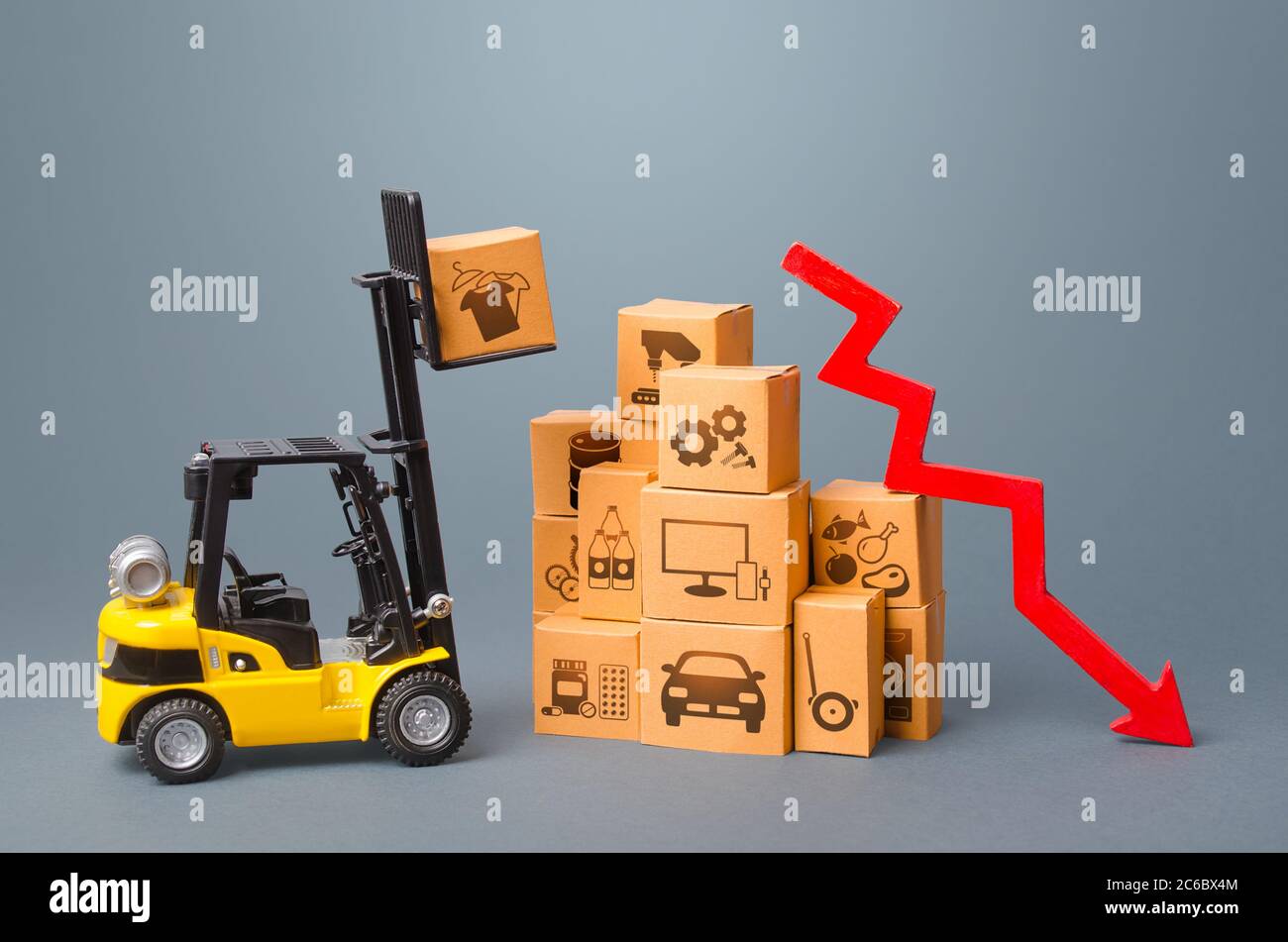 Forklift with boxes and red arrow down. Drop of performance production of goods. Import export trading, economic recession. Low demand and overstock. Stock Photo