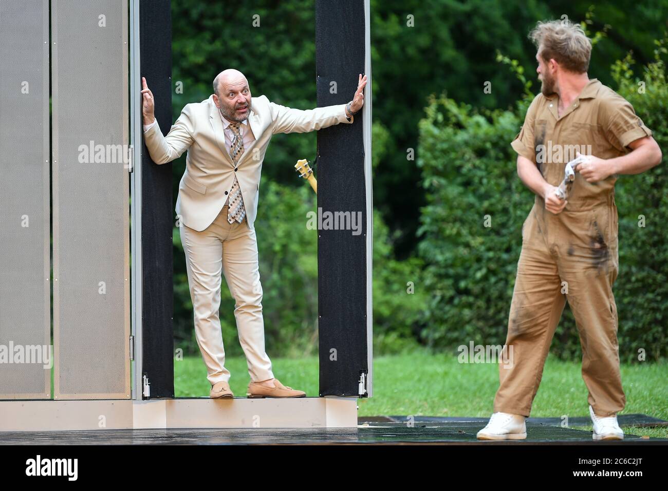 Potsdam, Germany. 08th July, 2020. Venturewell (l), played by Reiner Gabriel, talks to Jasper, played by Markus Braun, during the dress rehearsal of the play 'Der Ritter von der flammenden Mörserkeule' at the Potsdamer Heckentheater am Neuen Palais. The comedy premieres on July 9th. Credit: Sven Braun/dpa/ZB/dpa/Alamy Live News Stock Photo