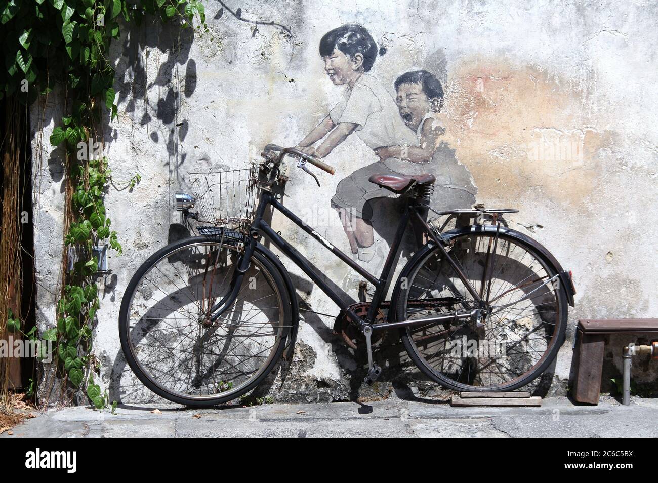 Children on Bicycle artwork at Armenian Street in George Town Stock Photo