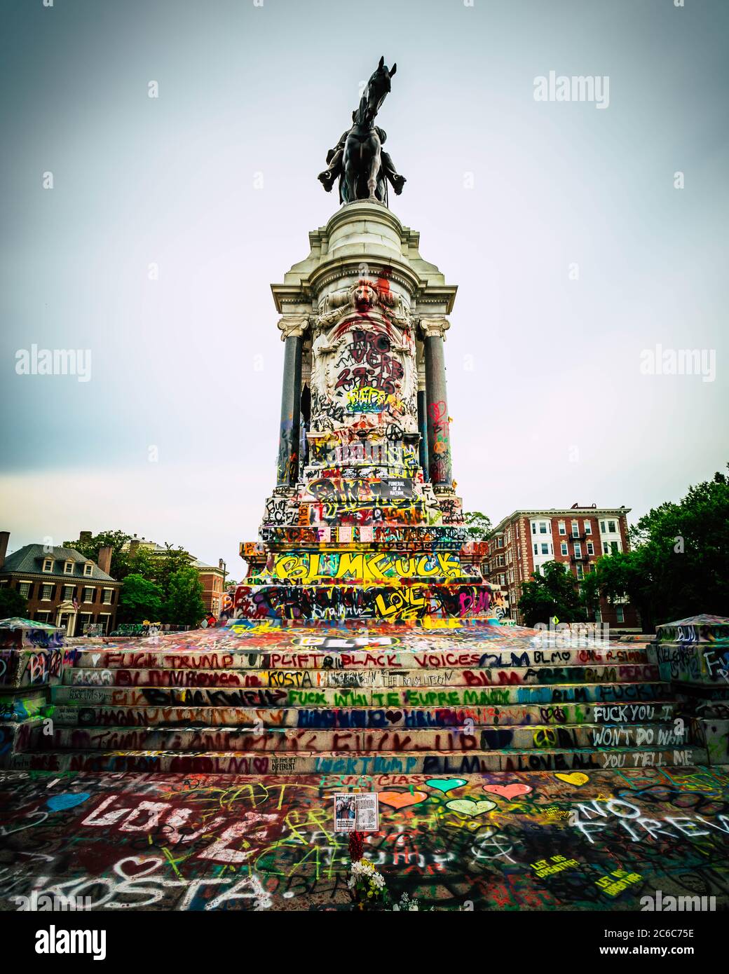 The graffiti-covered Robert E. Lee Monument of Monument Avenue in Richmond,  Virginia Stock Photo - Alamy