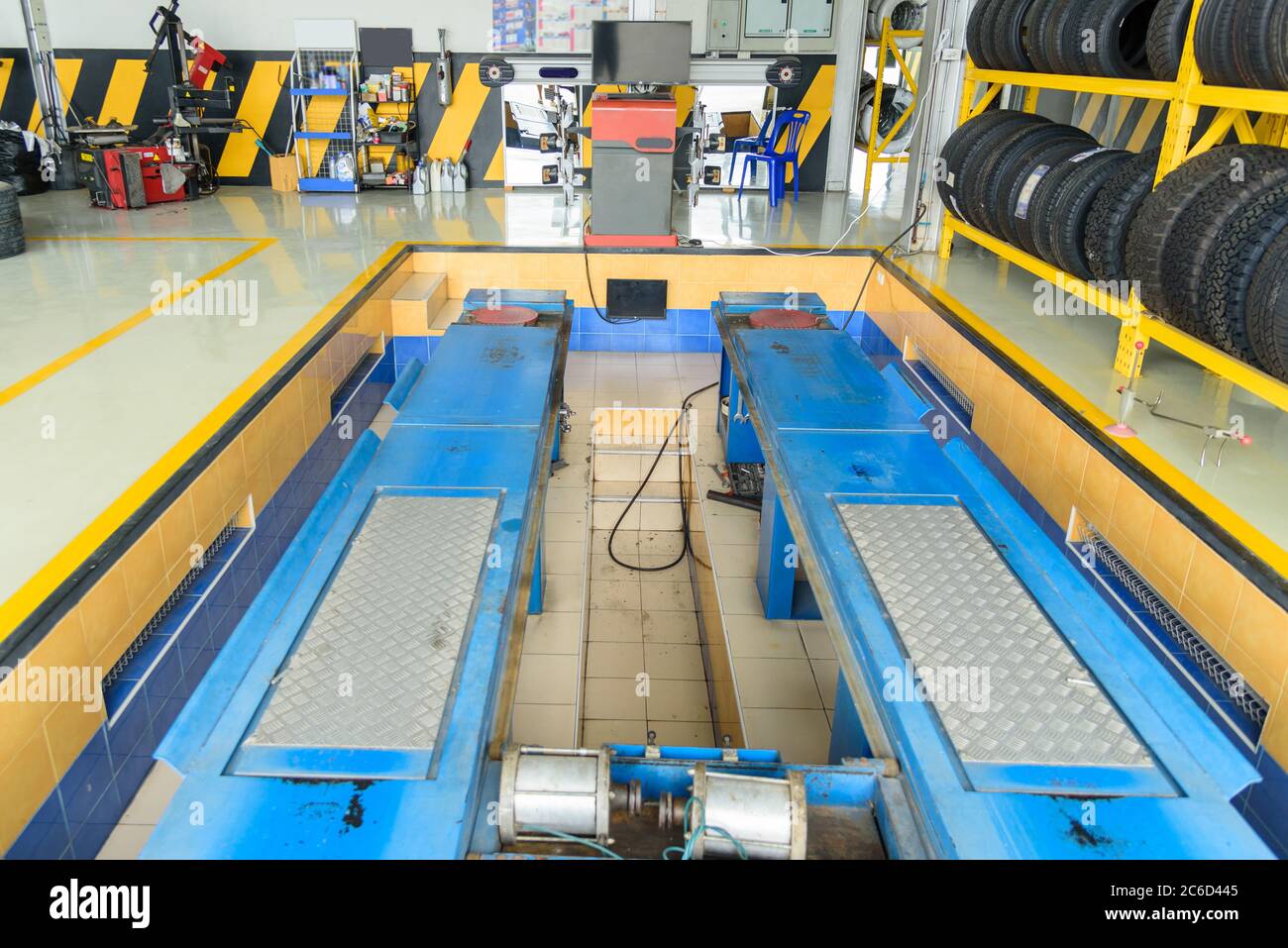 Balancing center wheel of car / Suspension Alignment Stock Photo Alamy