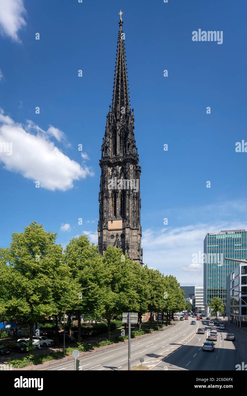 Hamburg, Ehemalige Hauptkirche St. Nikolai, heute Gedenkstätte gegen den Bombenkrieg und Mahnmal, Blick von Westen Stock Photo