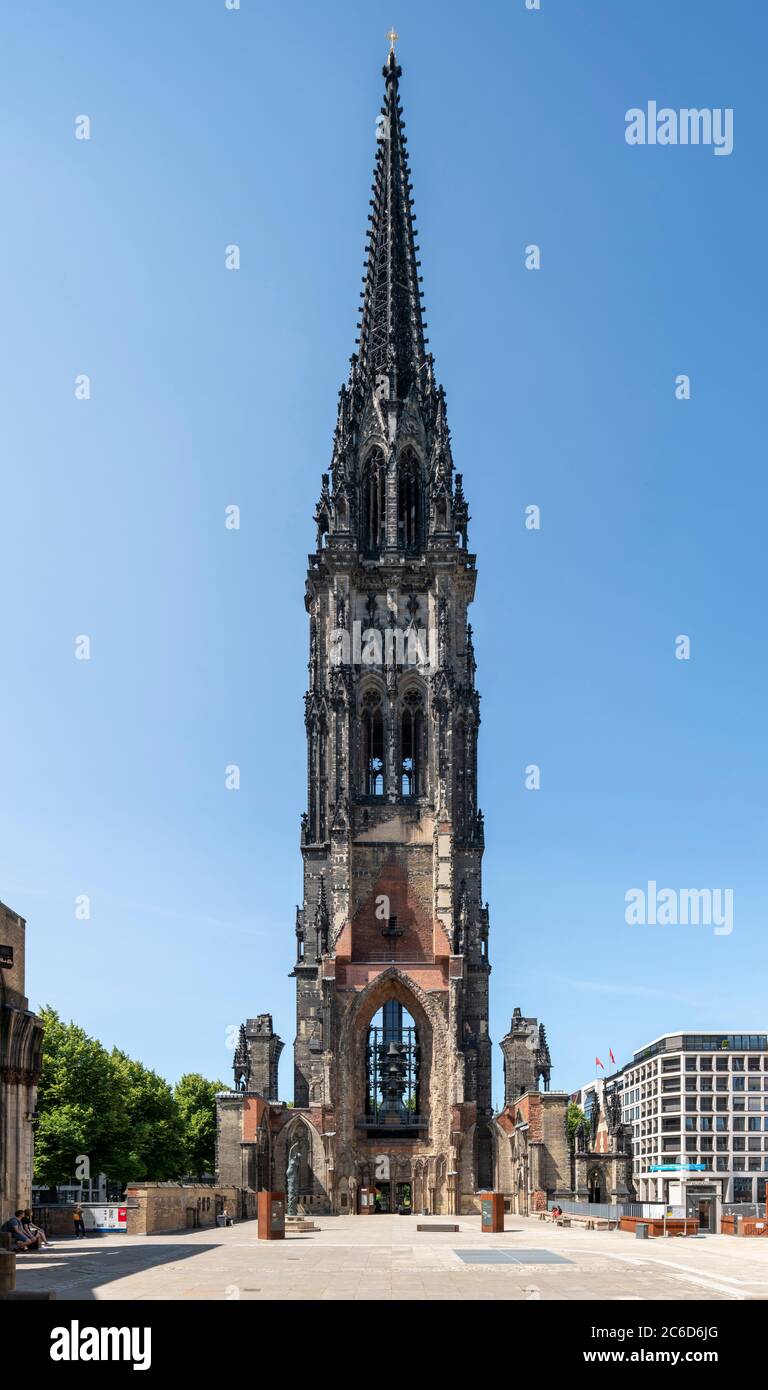 Hamburg, Ehemalige Hauptkirche St. Nikolai, heute Gedenkstätte gegen den Bombenkrieg und Mahnmal, Innenraum der Ruine Stock Photo
