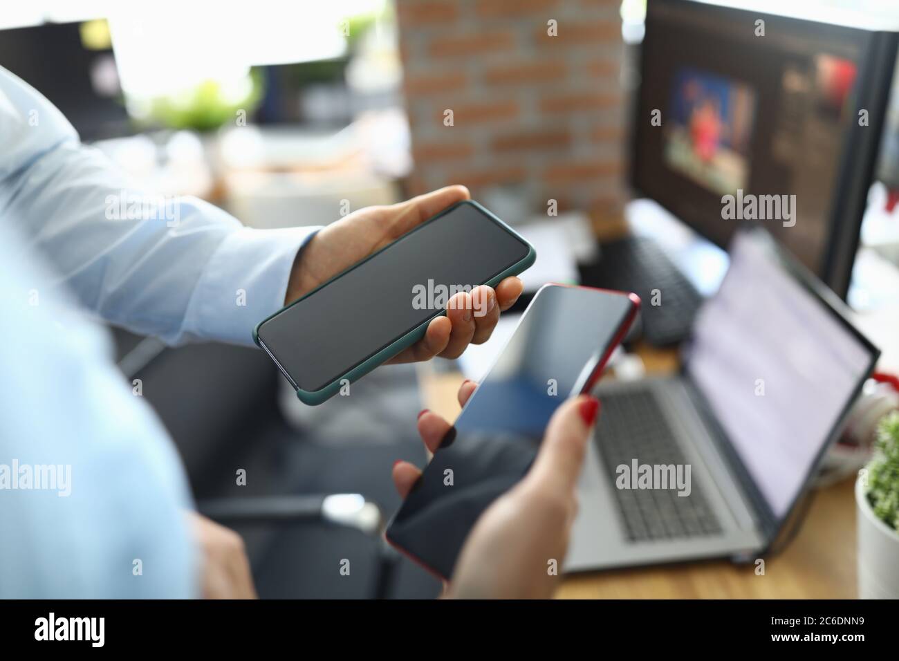 Mobile phones in hands group hi-res stock photography and images - Alamy