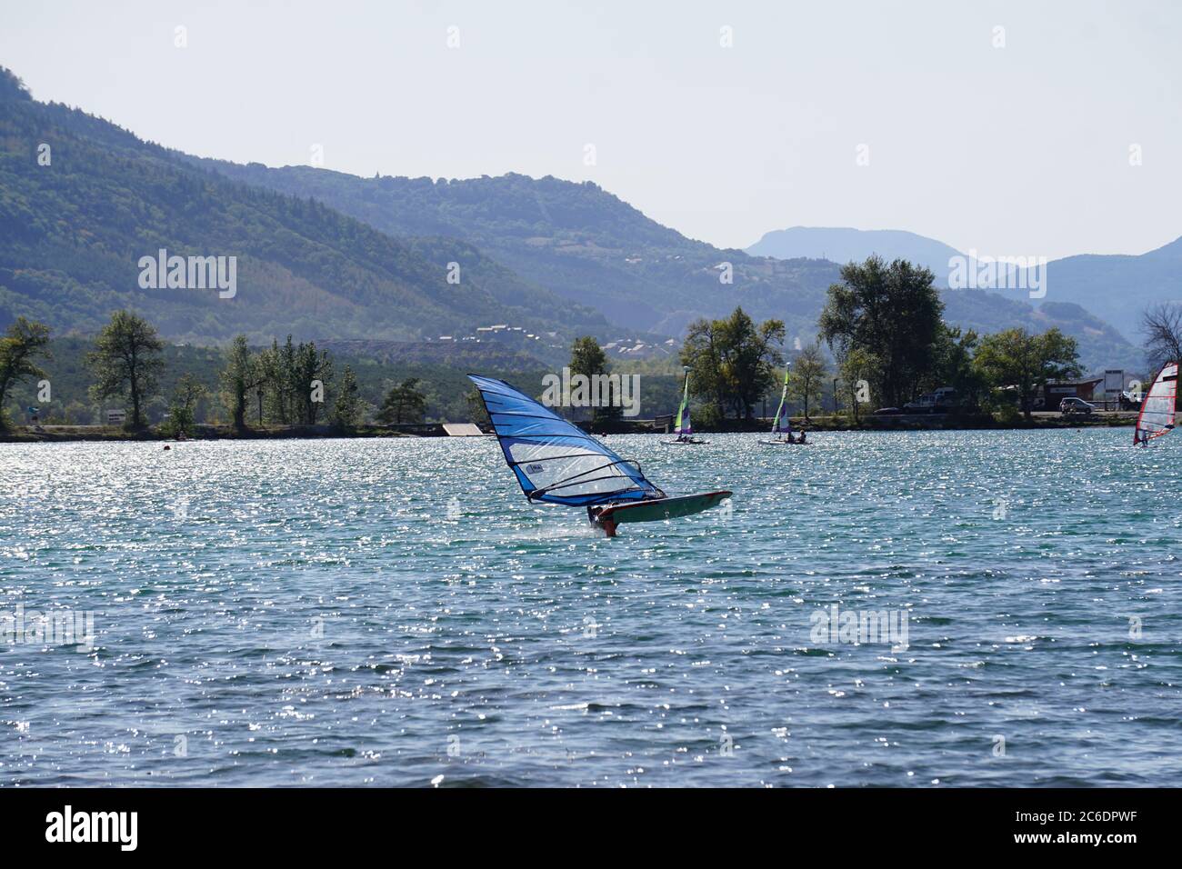 windsurfing on serre ponçon lake, france Stock Photo Alamy