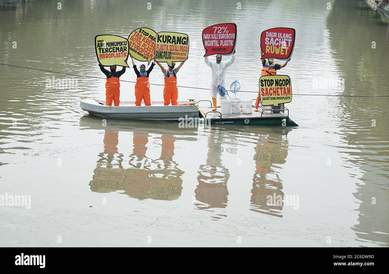 Surabaya Indonesia 09th July 2020 Indonesian Environment Activists From The Ecology And Wetland Conservation Institute Ecoton Seen Holding Placards On A Boat In Kalimas Rivers Surabaya Indonesia During The Protest Against The<script async src=