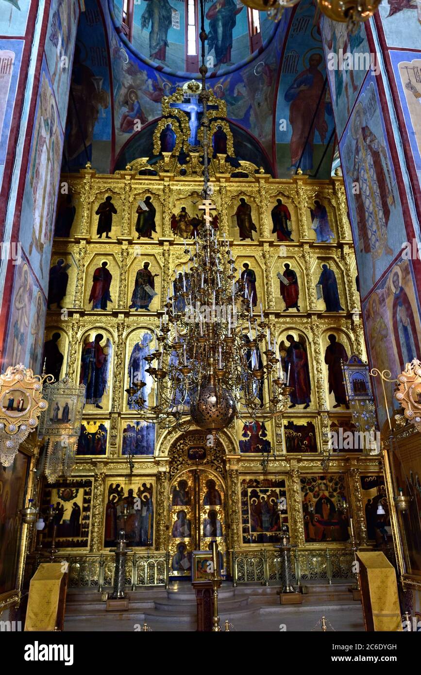 Posad SERRGIEV POSAD, RUSSIA - OCT 16, 2015: Altar and interior of the ...