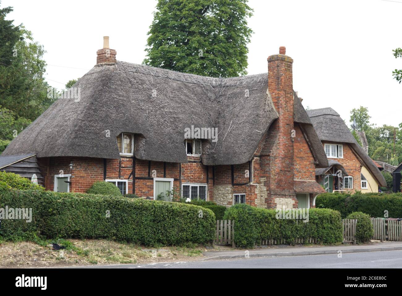 thatched cottage in Clifton hampden Stock Photo