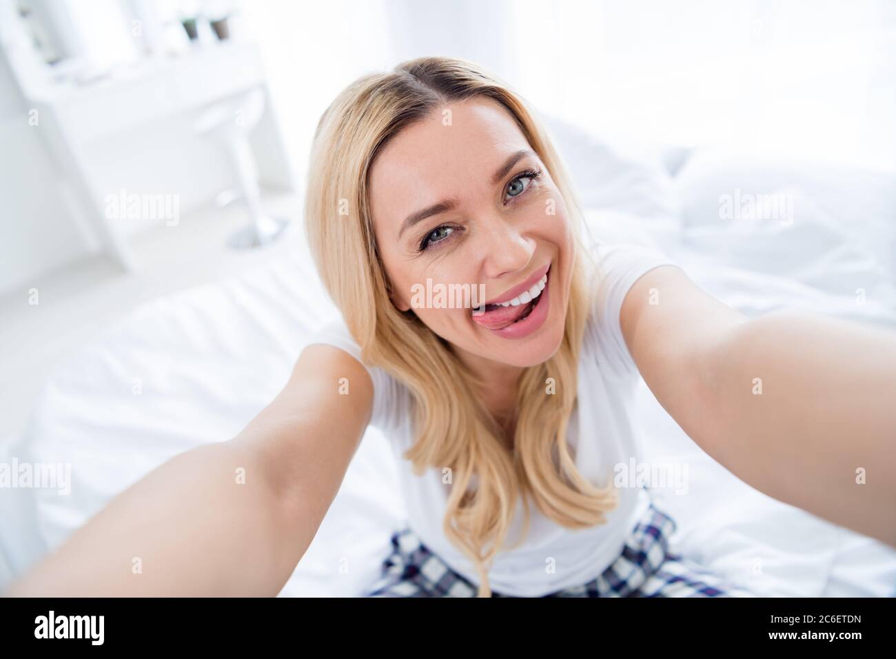 women oral selfies