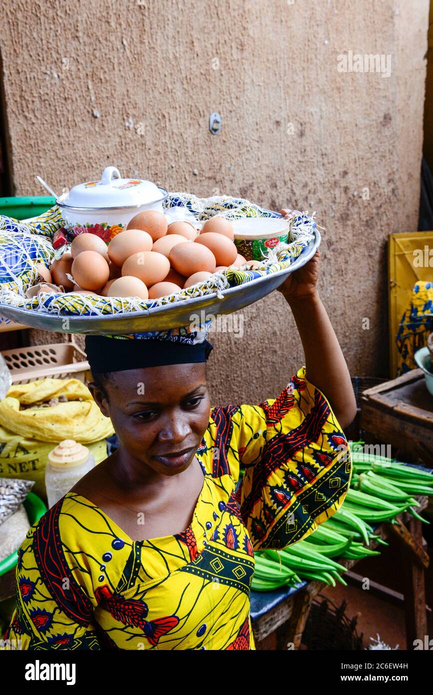BURKINA FASO, Bobo Dioulasso, Grande MARCHE, woman sells eggs / Grosser Markt, Verkauf von Eiern Stock Photo