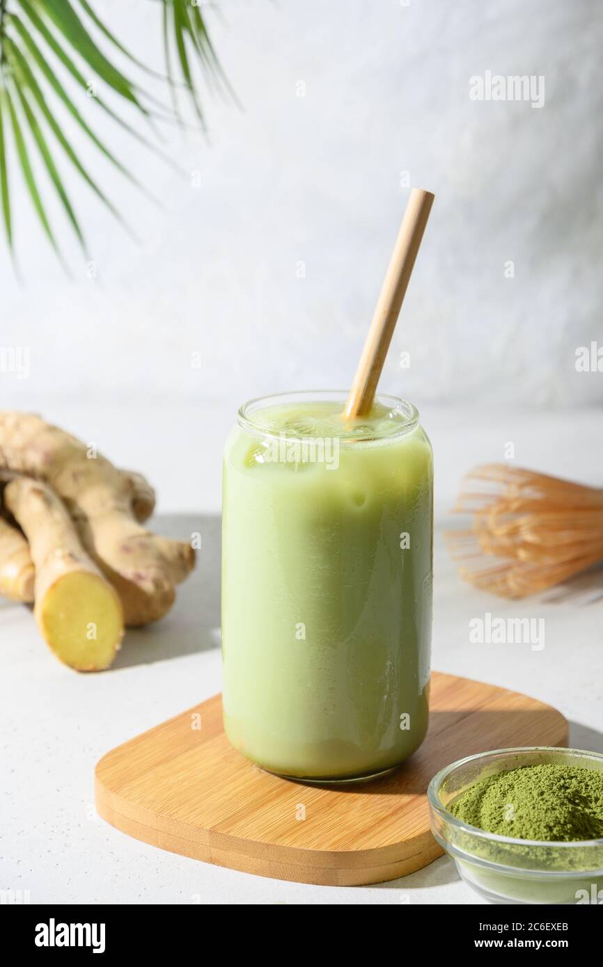 Iced Green matcha latte tea. Close up Stock Photo Alamy