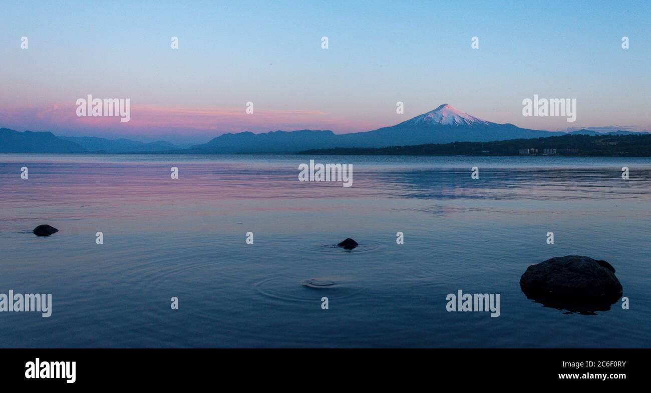 Late evening view across Lago Villarrica towards Volcan Villarrica in the Andes in Chile near the towns of Villarrica and Pucon Stock Photo