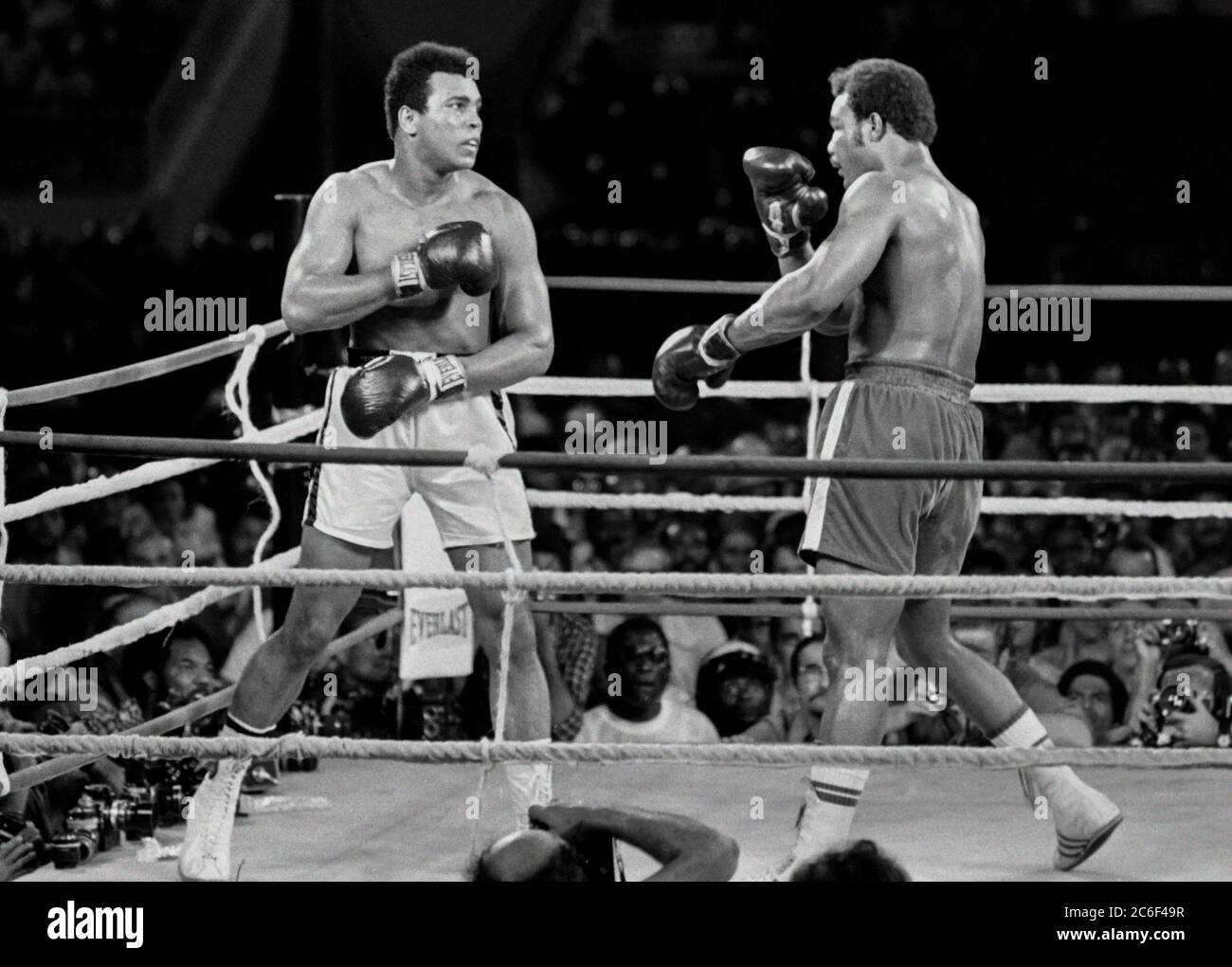 Muhammad Ali vs. George Foreman: The Rumble in the Jungle fight in Kinshasa, Zaire (October 30, 1974) Stock Photo