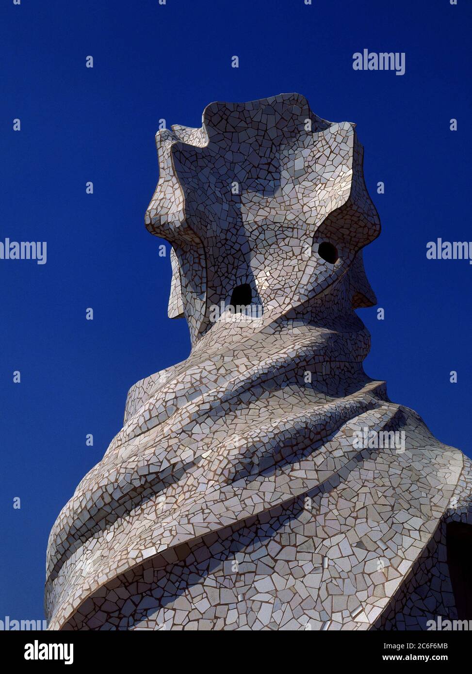 AZOTEA-DET CHIMENEA QUE PARECE UNA ESCULTURA-MODERNISMO - FOTO AÑOS 90. Author: ANTONI GAUDI (1852-1926). Location: CASA MILA O LA PEDRERA-EXTERIOR. Barcelona. SPAIN. Stock Photo