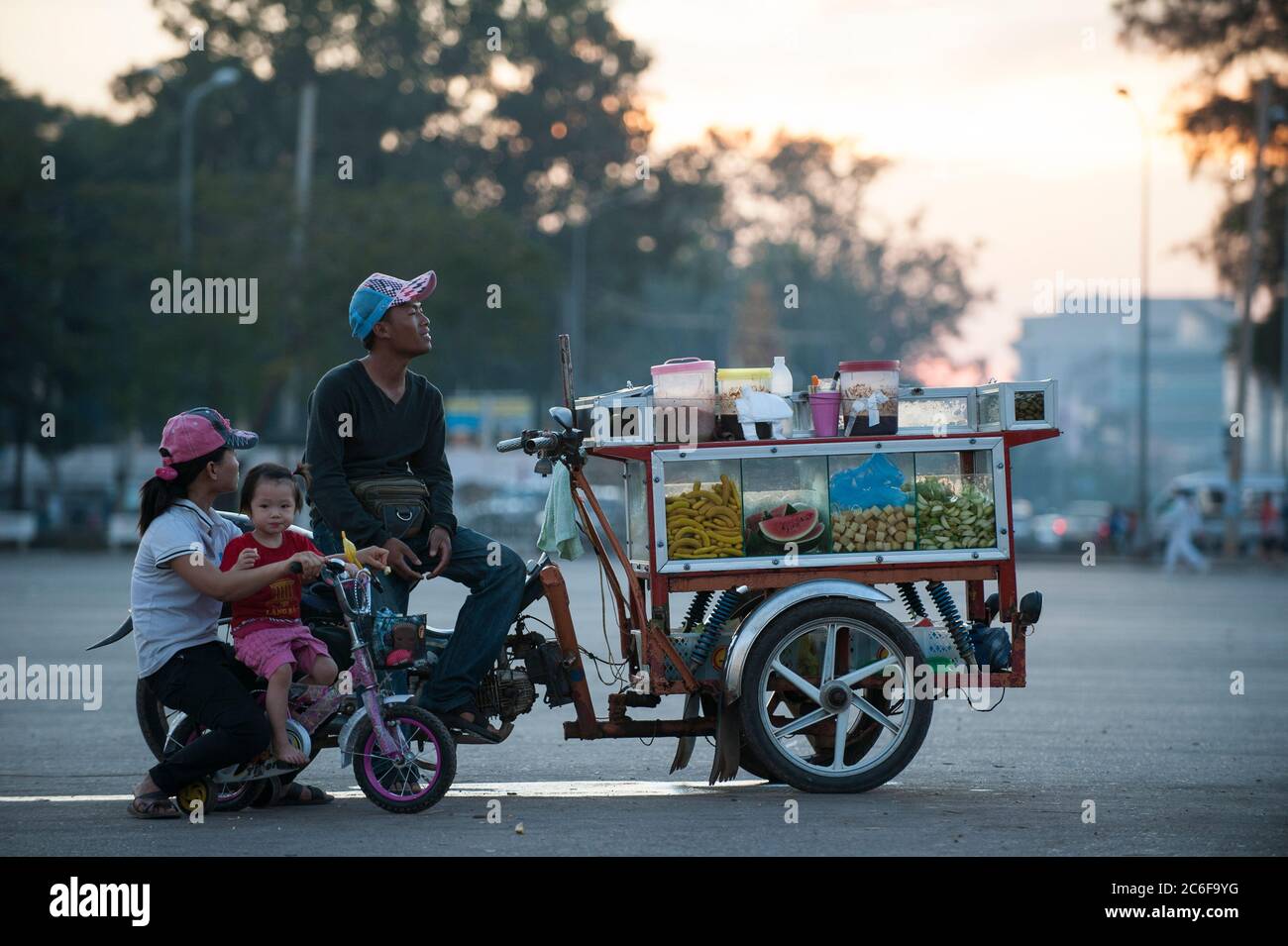 LAO P.D.R., Vientiane, street vendor  / LAOS, Vientiane, Starßenverkäufer Stock Photo