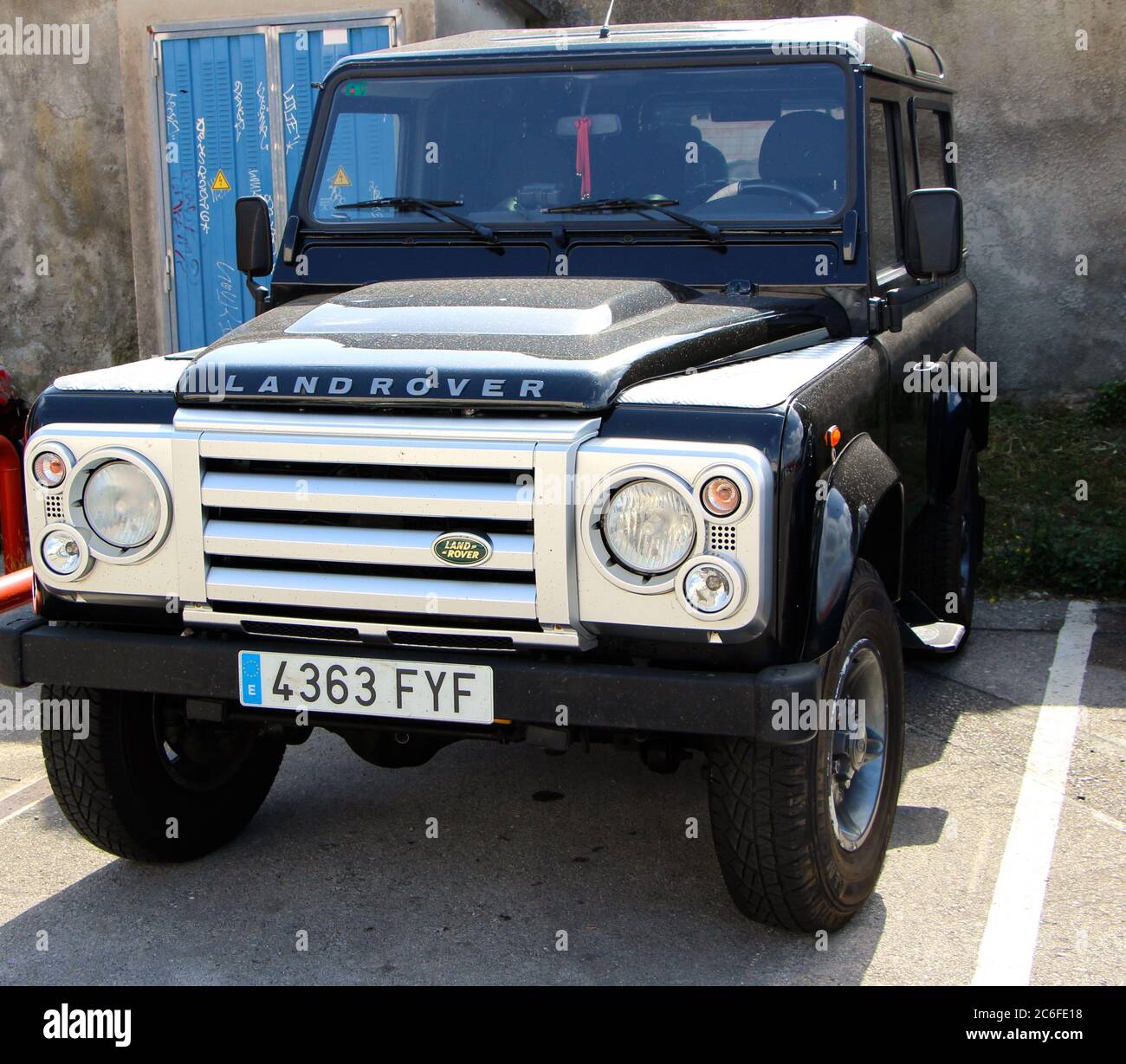 Photo of a Black Spanish Land Rover Defender parked near the Palacio de