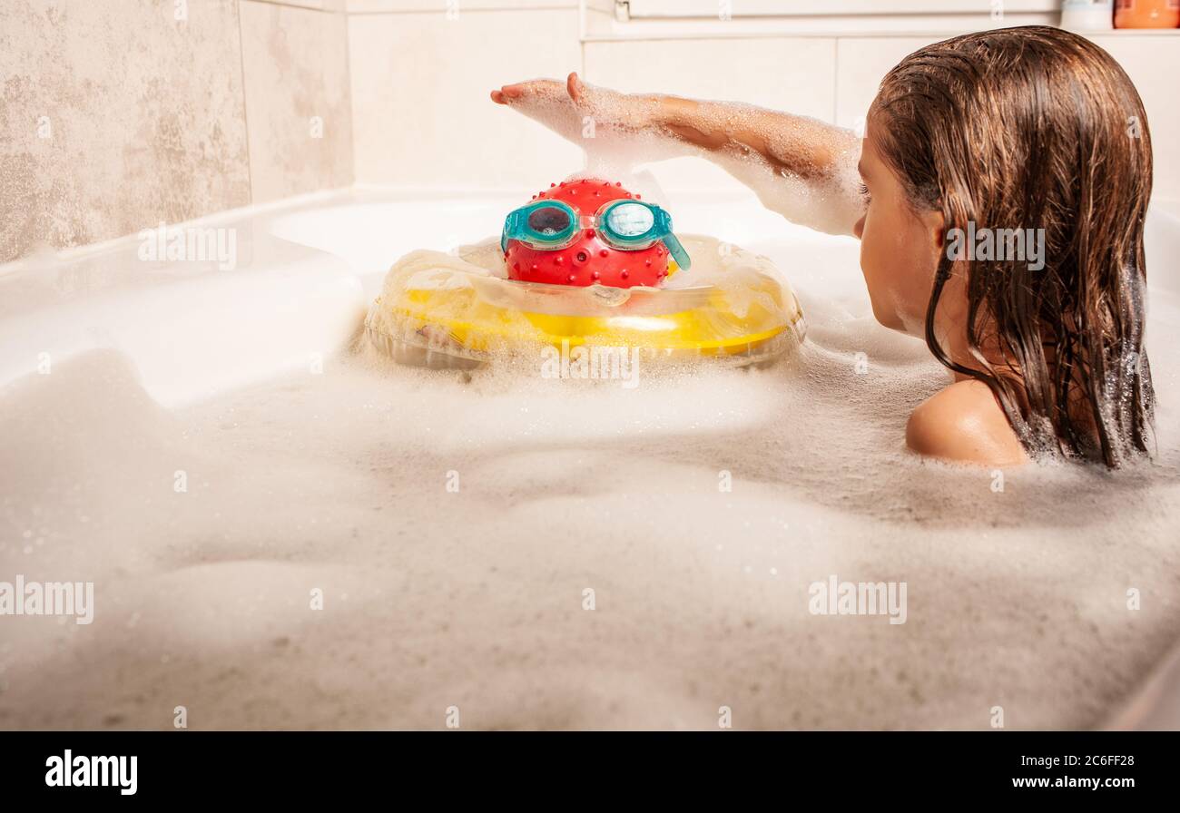 Baby baellar кукла. Дети в ванной комнате. Ребёнок в ванне рисунок для детей. Молочная ванна. Девушка в ванной с игрушками.