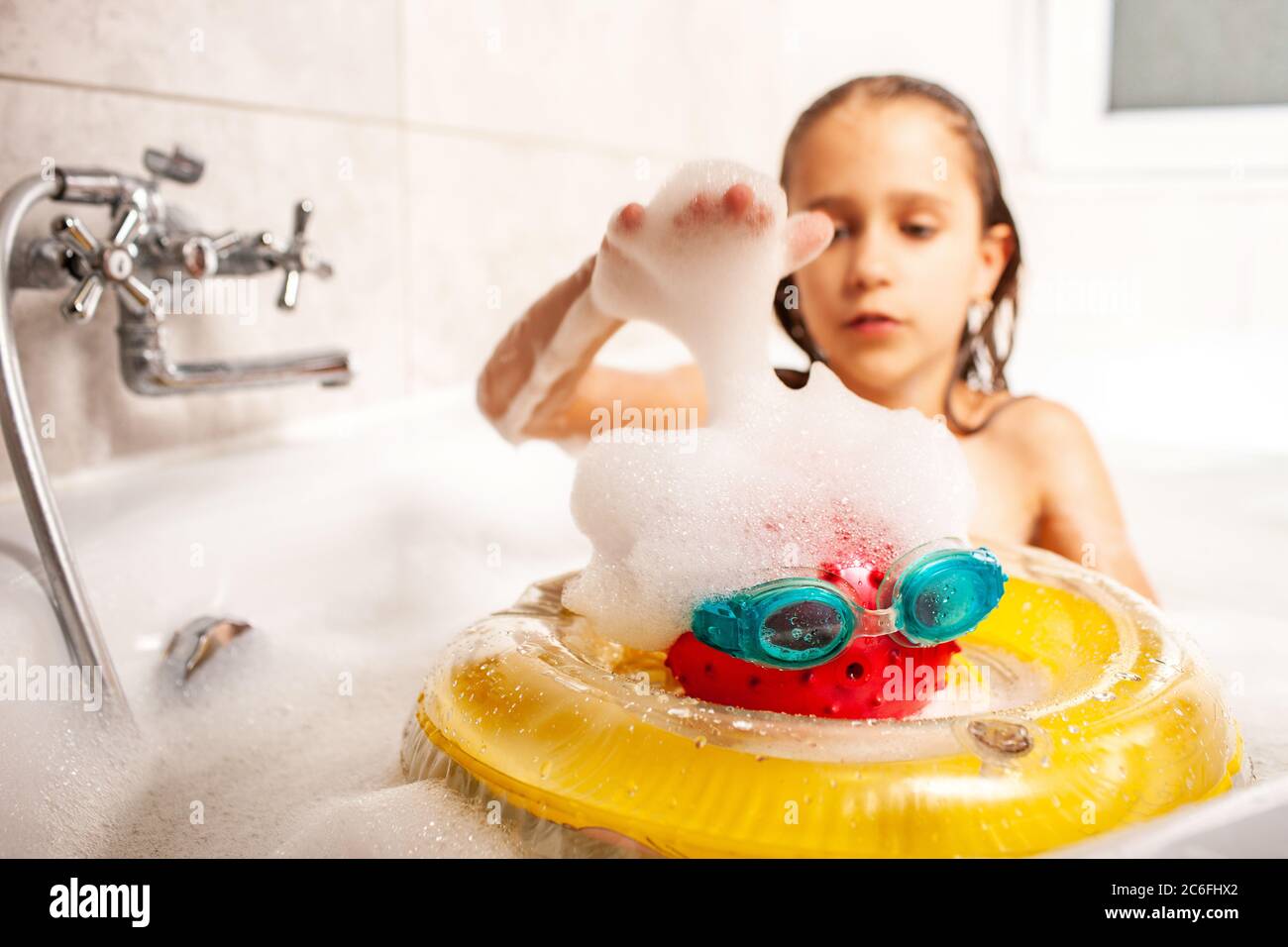 Девочка маленькая купается в ванной. Девочка с игрушками моется в ванной. Девочка моется в ванной с игрушками с игрушками. Девочка играется в ванной. Дочка мылась в душе