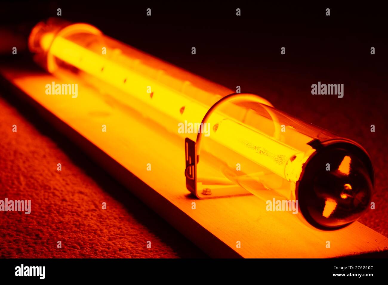 Lastig argument uitlaat SOX Sodium, LPS or low pressure sodium lamp warming up. The lamp gradually  turns from red to orange as the neon discharge warms the sodium metal up  Stock Photo - Alamy